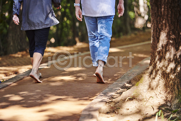 휴식 30대 남자 두명 성인 성인남자만 한국인 JPG 뒷모습 포토 건강관리 걷기 나무 맨발 산길 산책로 야외 어싱 자연 주간 하반신 햇빛 황토길