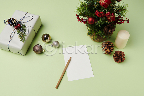 사람없음 JPG 포토 겨울 백그라운드 선물상자 솔방울 스튜디오촬영 연두색 연필 오너먼트 오브젝트 초 카드(감사) 크리스마스 크리스마스장식 크리스마스트리 편지지