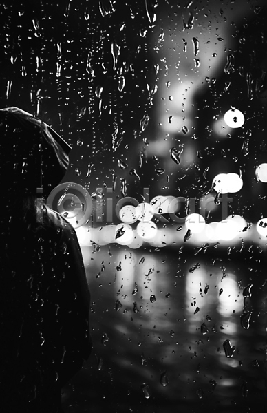 남자 성인 성인남자한명만 한명 JPG 편집이미지 흑백 검은색 보케 블러효과 비(날씨) 빗물 상반신 여름(계절) 장마