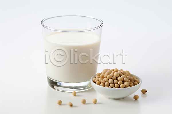 사람없음 JPG 디지털합성 편집이미지 단백질 두유 메주콩 식재료 실내 잔 접시 콩 흰배경