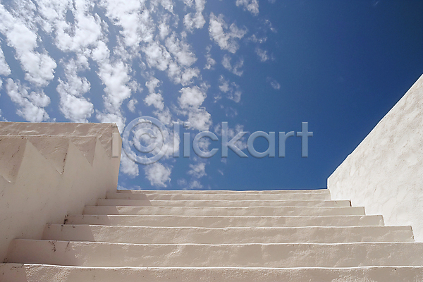 사람없음 JPG 디지털합성 편집이미지 건축 계단 공간 구름(자연) 모던 미니멀 백그라운드 비어있는 오르막 편집소스 풍경(경치) 하늘
