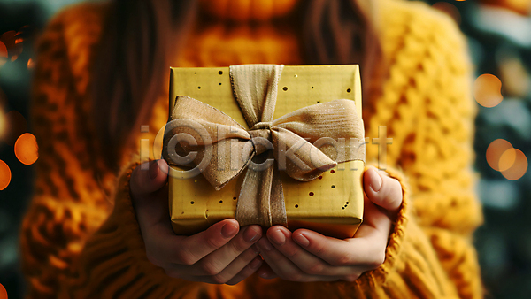 사람 신체부위 한명 JPG 편집이미지 노란색 들기 리본 보케 선물 선물상자 손 스웨터 오브젝트