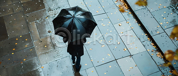 성인 성인한명만 한명 JPG 디지털합성 편집이미지 검은색 낙엽 바닥 우산 장마