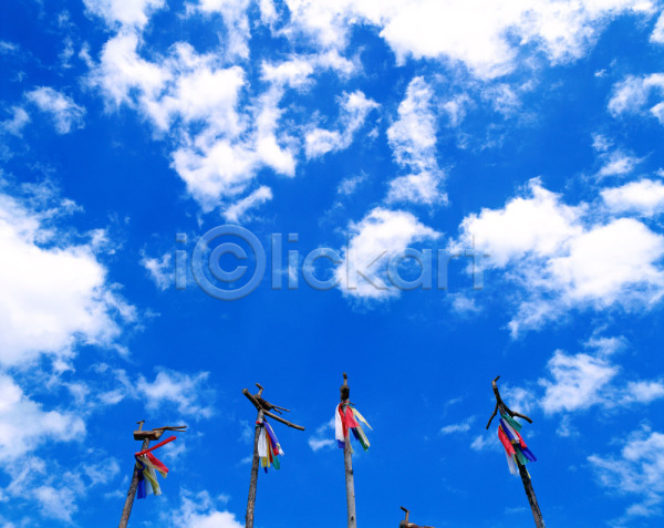 사람없음 JPG 로우앵글 포토 구름(자연) 미신 민간신앙 솟대 야외 자연 전통 종교 주간 풍경(경치) 하늘 한국전통