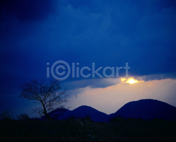 사람없음 JPG 실루엣 포토 구름(자연) 나무 산 식물 야외 어둠 자연 주간 태양 풍경(경치) 하늘 해