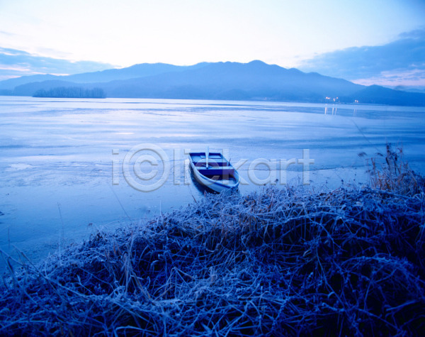 사람없음 JPG 포토 강 겨울 계절 교통 나룻배 배(교통) 사계절 산 수상교통 야외 자연 주간 풍경(경치) 호수