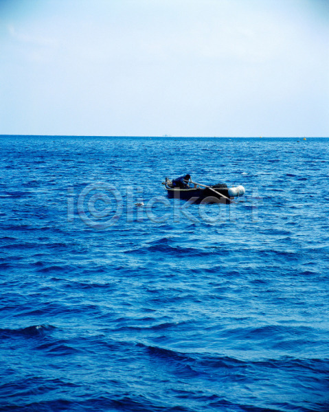 한명 JPG 포토 교통 나룻배 바다 배(교통) 산업 수상교통 야외 어부 어업 자연 주간 풍경(경치) 하늘