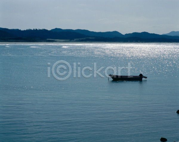 사람없음 JPG 포토 강 교통 나룻배 바다 배(교통) 산 수상교통 야외 자연 조각배 주간 태안 풍경(경치)