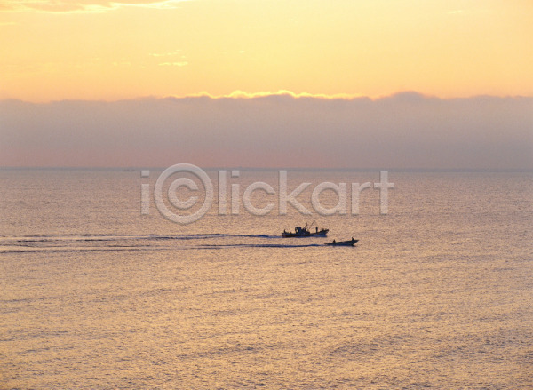 사람없음 JPG 포토 교통 구름(자연) 두대 바다 배(교통) 수상교통 야외 어선 어업 일출 자연 주간 태양 풍경(경치) 하늘