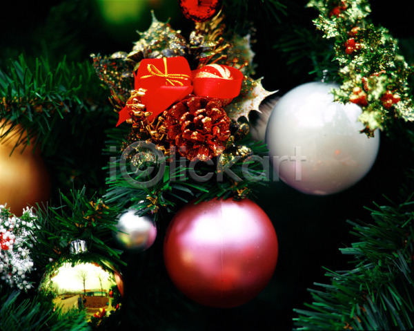 사람없음 JPG 근접촬영 포토 기념일 방울(장식품) 빨간색 솔방울 야외 오브젝트 장식 주간 초록색 크리스마스 크리스마스용품 크리스마스장식 크리스마스트리