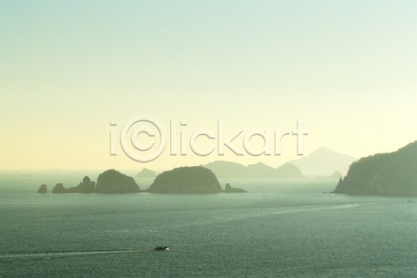 사람없음 JPG 포토 바다 배(교통) 섬 안개 야외 자연 주간 풍경(경치) 하늘
