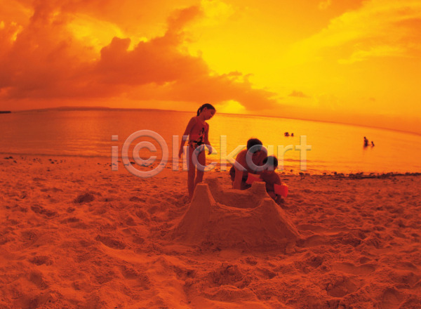 남자 두명 사람 어린이 어린이만 여자 JPG 포토 가족 구름(자연) 노을 놀이 모래사장 모래성 바다 야외 일몰 저녁 주간 풍경(경치) 하늘 해변