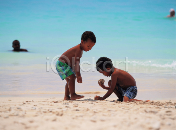 남자 남자만 두명 사람 소년 소년만 어린이 어린이만 JPG 포토 계절 대서 모래사장 바다 사계절 야외 여름(계절) 자연 주간 파도 해변