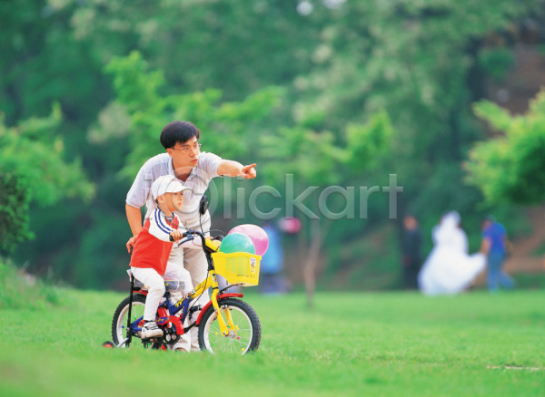 남자 남자만 두명 사람 소년 어린이 JPG 포토 가족 공원 교통 나무 식물 아들 아빠 야외 육상교통 자전거 잔디 주간
