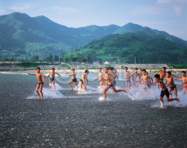 남자 남자만 사람 소년 소년만 어린이 어린이만 여러명 JPG 포토 강 계절 달리기 물놀이 사계절 산 야외 여름(계절) 자연 주간