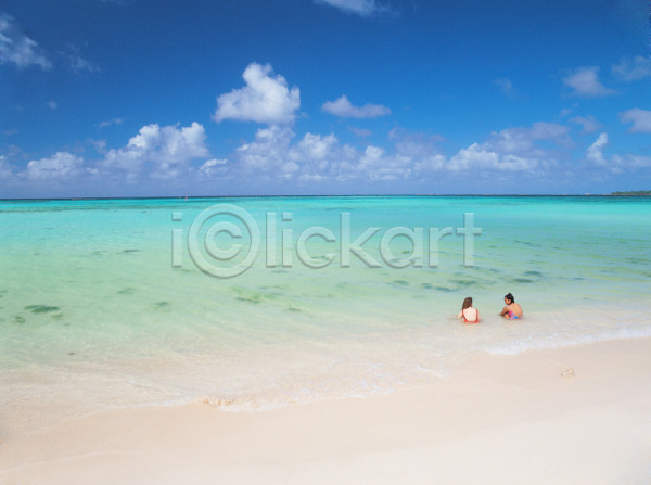 남자 두명 사람 여자 JPG 포토 계절 대서 모래사장 바다 백그라운드 사계절 야외 여름(계절) 자연 주간 풍경(경치) 해변 해외풍경