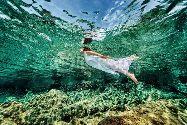 자유 행복 휴식 사람 성인 성인여자한명만 여자 한명 JPG 포토 해외이미지 드레스 라이프스타일 물 바다 바닷속 산호 수영 수중 암초 야외 여름(계절) 자연 파란색 해외202004