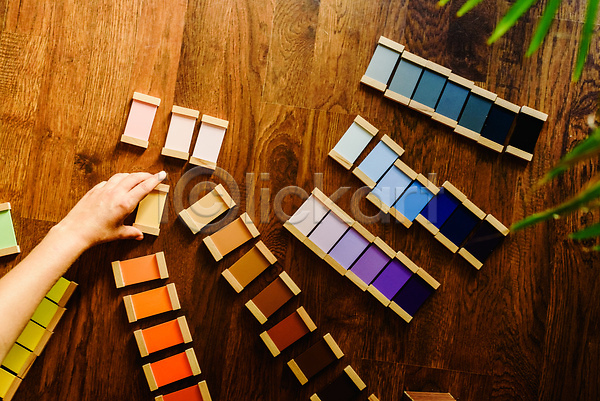 신체부위 JPG 포토 해외이미지 교구 목재 무료이미지 배열 백그라운드 블록 손 오브젝트 컬러칩 컬러풀 학습 해외202004 해외포토