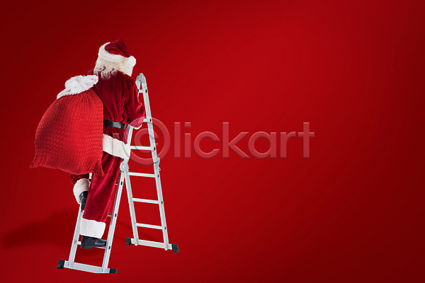 남자 노년 노인남자한명만 한명 JPG 앞모습 포토 해외이미지 들기 보따리 빨간색 사다리 산타클로스 오르기 전신 크리스마스 해외202004