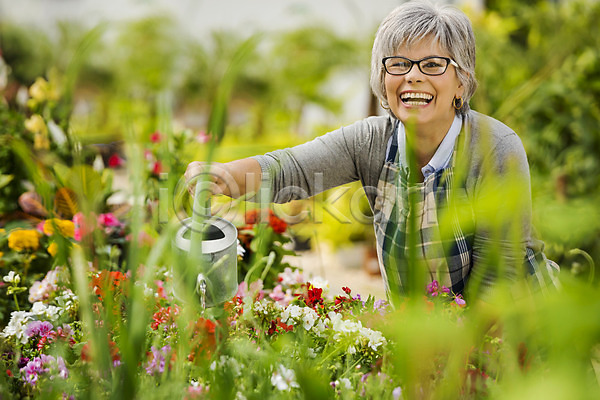 행복 사람 여자 중년 중년여자한명만 한명 JPG 포토 해외이미지 꽃집 물주기 미소(표정) 식물 앞치마 온실 웃음 원예 정원 정원가꾸기 직업 취미 해외202004