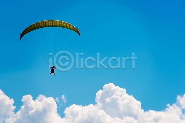 사람 한명 JPG 포토 해외이미지 구름(자연) 낙하산 비행 스카이다이빙 스포츠 야외 장비 주간 하늘 해외202004