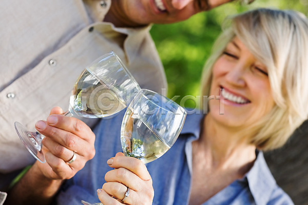 사랑 축하 함께함 행복 50대 남자 두명 백인 성인 여자 중년 JPG 포토 해외이미지 공원 라이프스타일 마시기 미소(표정) 알코올 야외 여름(계절) 와인 유리 음료 잡기 축배 커플 해외202004