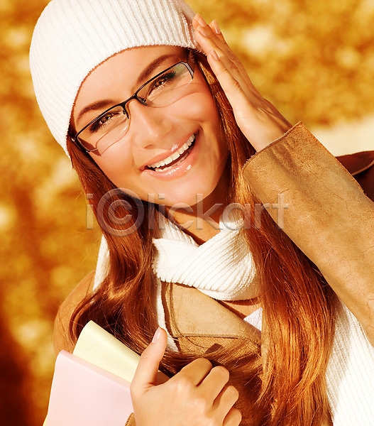 행복 10대 백인 사람 성인 성인여자한명만 여자 한명 JPG 포토 해외이미지 가을(계절) 노란색 모델 목도리 미소(표정) 백그라운드 안경 야외 얼굴 웃음 자연 잡기 책 코트 해외202004