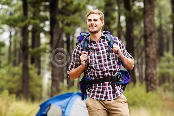자유 행복 20대 남자 두명 백인 성인 성인만 여자 JPG 포토 해외이미지 라이프스타일 미소(표정) 배낭 숲 시골 야외 자연 캠핑 캠핑장 텐트 해외202004 휴가
