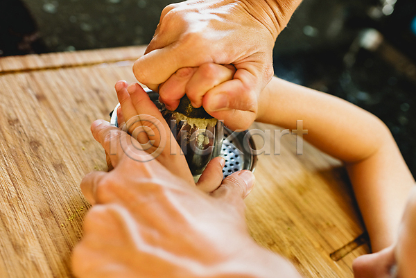 도움 준비 축하 함께함 행복 아기 어린이 JPG 포토 해외이미지 가족 건강 계절 딸 만들기 미소(표정) 부모 사발 앞치마 엄마 요리 음식 장식 점심식사 주방 쿠키 크리스마스 탁자 해외202004 흰색