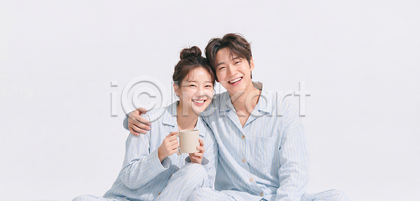 사랑 즐거움 편안함 포근함 행복 휴식 남자 여자 JPG 편집이미지 AI인물포토 AI콘텐츠 부부 뷰티풀 웃음 의료성형뷰티 일과 일상 잠옷 집안 커피 편집실사