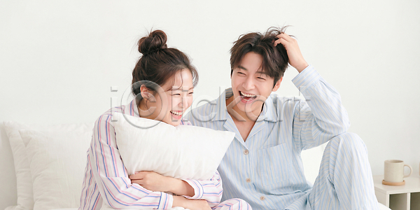 사랑 편안함 포근함 휴식 남자 여자 JPG 편집이미지 AI인물포토 AI콘텐츠 감정 대화 베개 부부 뷰티풀 웃음 의료성형뷰티 이야기 잠옷 집안 편집실사