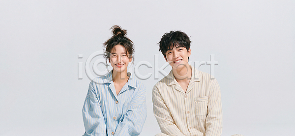소통 즐거움 편안함 포근함 행복 휴식 남자 두명 사람 여자 JPG 편집이미지 AI인물포토 AI콘텐츠 부부 뷰티풀 시선 웃음 의료성형뷰티 잠옷 집안 캐주얼 편집실사 포즈