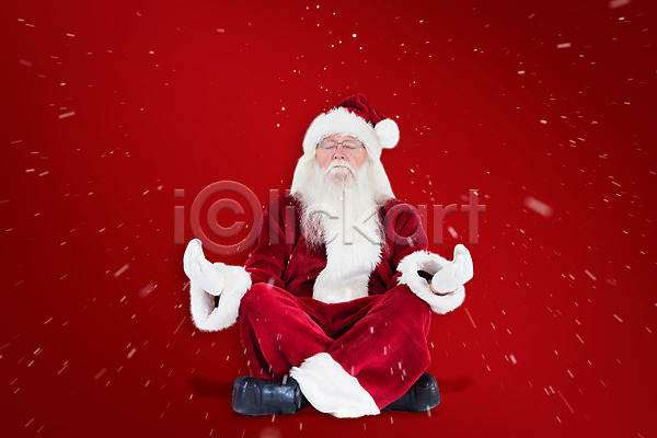 남자 노년 노인남자한명만 한명 JPG 앞모습 포토 해외이미지 눈감음 눈내림 명상 빨간색 산타클로스 앉기 전신 크리스마스 해외202004