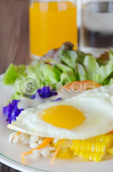 신선 사람없음 JPG 포토 해외이미지 계란 노란색 당근 샐러드 아침 아침식사 옥수수 음식 접시 채소 초록색 크림 토마토 튀김 해외202004 흰색