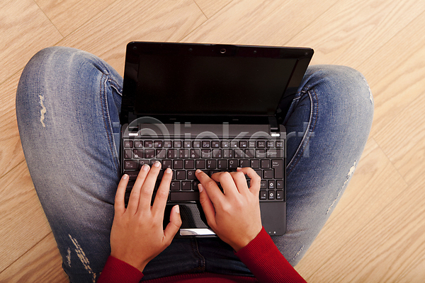 20대 백인 사람 여자 한명 JPG 포토 해외이미지 갈색머리 관리 노트북 라이프스타일 무선전화기 바닥 빨간색 스크린 스터디 앉기 인터넷 작업 주택 컴퓨터 학생 학습 해외202004