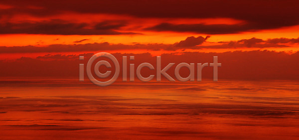 침묵 평화 사람없음 JPG 포토 해외이미지 공상 구름 날씨 내추럴 놀람 물 바다 백그라운드 빛 빨간색 새벽 수평선 아침 안테나 야외 여름 여행 오렌지 일몰 일출 자연 장면 저녁 태양 파노라마 풍경 하늘 해외202004 해외포토 햇빛 황혼 휴가