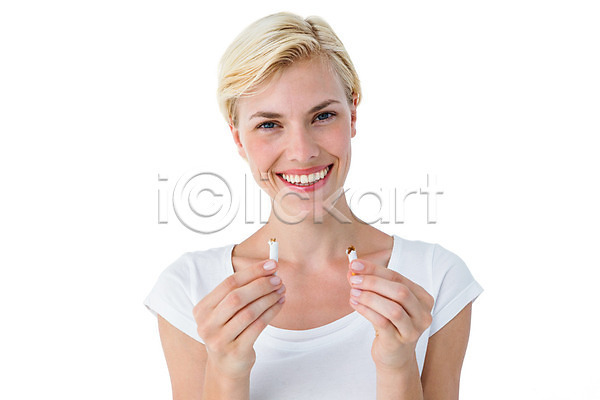 20대 백인 성인 성인여자한명만 여자 한명 JPG 앞모습 포토 해외이미지 금연 담배 담배꽁초 들기 미소(표정) 상반신 자르기 해외202004 흰배경