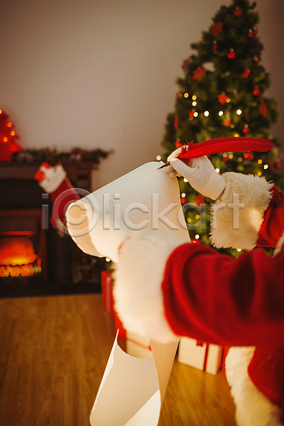 축하 남자 노년 노인남자한명만 백인 한명 JPG 포토 해외이미지 가정 거실 깃털펜 라이프스타일 벽난로 불 산타클로스 아파트 잡기 전나무 주택 축제 크리스마스 크리스마스이브 크리스마스트리 해외202004