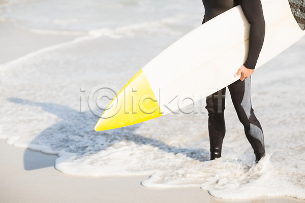 30대 남자 백인 사람 성인 성인남자한명만 한명 JPG 옆모습 포토 해외이미지 걷기 들기 라이프스타일 맑음 모래 바다 상반신 서퍼 서핑 서핑보드 수상스포츠 야외 여름(계절) 여행 잡기 파도 해외202004 휴가