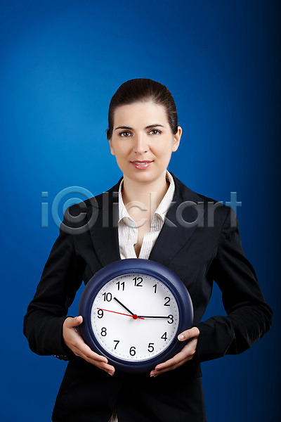 스트레스 행복 백인 사람 성인 여자 한명 JPG 포토 해외이미지 마감 미소(표정) 바쁨 백그라운드 비즈니스 비즈니스우먼 사무실 손목시계 시간 시계 업무 잡기 컨셉 파란색 해외202004