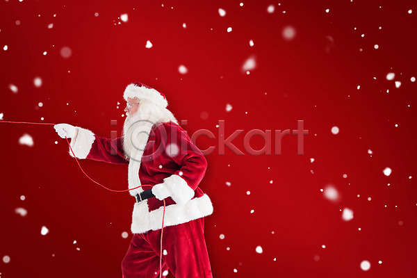 남자 노년 노인남자한명만 한명 JPG 옆모습 포토 해외이미지 눈내림 당기기 밧줄 빨간색 산타클로스 상반신 크리스마스 해외202004