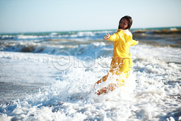 자유 행복 휴식 사람 한명 JPG 포토 해외이미지 건강 걷기 긍정 날씨 노란색 드레스 라이프스타일 맨발 모래 물 바다 바람 비만 야외 여름(계절) 저녁 해외202004