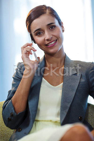 스마트 20대 백인 여자 한명 JPG 포토 해외이미지 갈색머리 무선전화기 무선통신 비즈니스 비즈니스우먼 사무실 서기 스마트폰 스타일 정장 직장 책상 해외202004 핸드폰