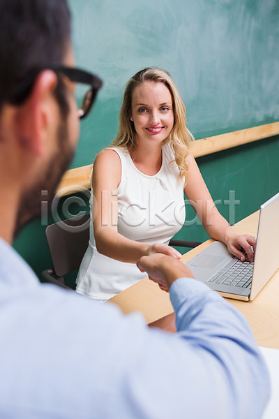 30대 남자 두명 백인 성인 여자 JPG 포토 해외이미지 노트북 면접 미소(표정) 비즈니스우먼 사무실 상반신 실내 악수 앉기 응시 지원 해외202004