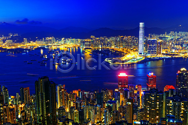 동양인 사람없음 JPG 포토 해외이미지 건축양식 고층빌딩 관광지 대도시 도시 도시풍경 도심 랜드마크 명승지 물 비즈니스 스모그 스카이라인 아시아 안개 야간 어둠 장면 저녁 전등 절정 중국 지역 항구 해외202004 홍콩