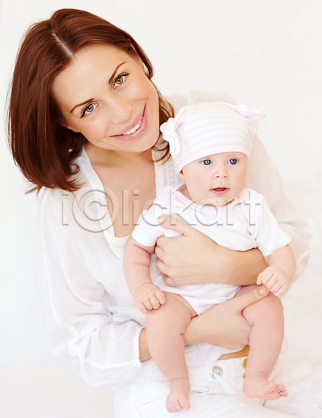 기쁨 사랑 행복 두명 백인 사람 성인 아기 여자 JPG 포토 해외이미지 가족 돌봄 미소(표정) 백그라운드 부모 상반신 안기 앉기 엄마 육아 전신 해외202004 흰배경