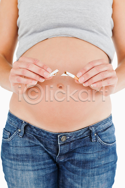백인 사람 성인 성인여자한명만 여자 한명 JPG 앞모습 포토 해외이미지 금연 담배 들기 상반신 서기 임신 자르기 해외202004