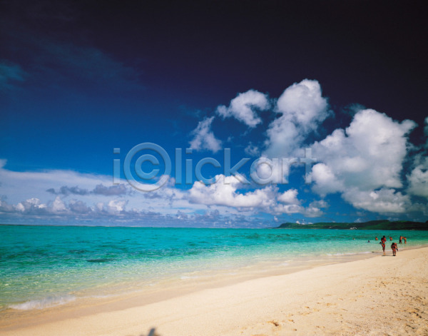 사람 JPG 포토 계절 구름(자연) 모래사장 바다 백그라운드 사계절 야외 여름(계절) 자연 주간 풍경(경치) 하늘 해변