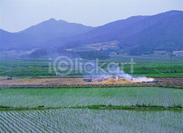 여러명 JPG 포토 논 농업 농촌 산 시골 야외 연기 자연 주간 풍경(경치)