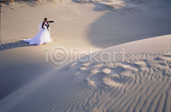 남자 두명 사람 여자 JPG 포토 결혼 사막 신랑 신부(웨딩) 야외 자연 주간 커플 풍경(경치)